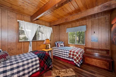 Bedroom - 1140 Evergreen Ln, Lake Arrowhead, CA 92352 photo 3 of 9