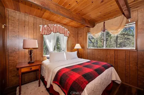 Bedroom - 1140 Evergreen Ln, Lake Arrowhead, CA 92352 photo 1 of 9