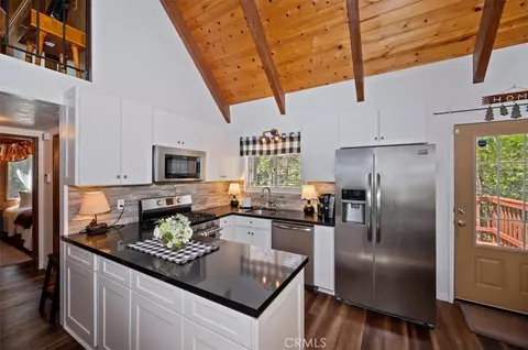 Kitchen - 1140 Evergreen Ln, Lake Arrowhead, CA 92352 photo 2 of 4