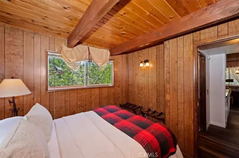 Bedroom - 1140 Evergreen Ln, Lake Arrowhead, CA 92352 photo 6 of 9