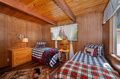 Bedroom - 1140 Evergreen Ln, Lake Arrowhead, CA 92352 photo 5 of 9