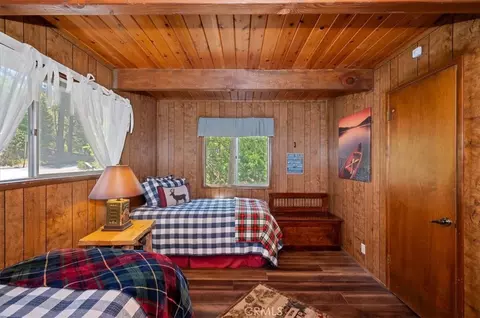 Bedroom - 1140 Evergreen Ln, Lake Arrowhead, CA 92352 photo 4 of 9