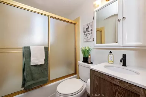 Bath - 1140 Evergreen Ln, Lake Arrowhead, CA 92352 photo 2 of 3