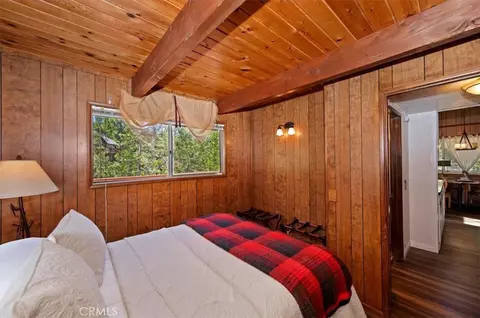 Bedroom - 1140 Evergreen Ln, Lake Arrowhead, CA 92352 photo 2 of 9