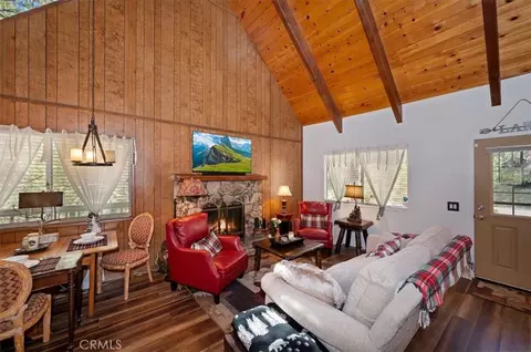 Living - 1140 Evergreen Ln, Lake Arrowhead, CA 92352 photo 2 of 4