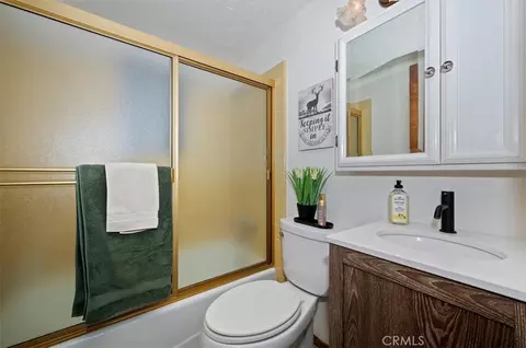 Bath - 1140 Evergreen Ln, Lake Arrowhead, CA 92352 photo 1 of 3