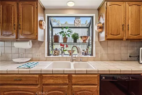 Kitchen - 524 Golf Course Rd, Lake Arrowhead, CA 92352 photo 3 of 5