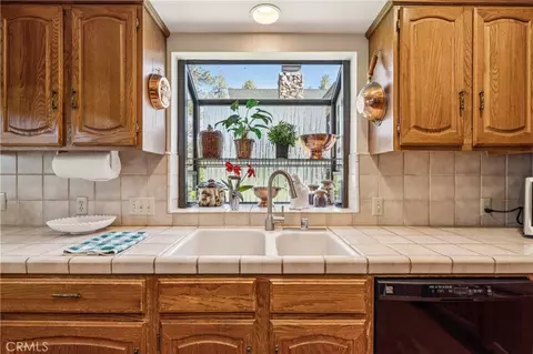 Kitchen - 524 Golf Course Rd, Lake Arrowhead, CA 92352 photo 3 of 5
