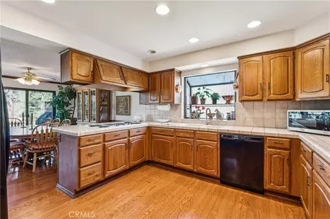 Kitchen - 524 Golf Course Rd, Lake Arrowhead, CA 92352 photo 2 of 5