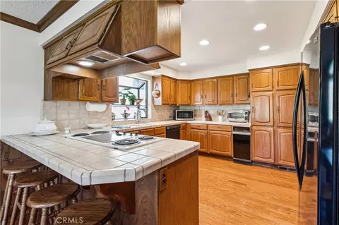 Kitchen - 524 Golf Course Rd, Lake Arrowhead, CA 92352 photo 1 of 5