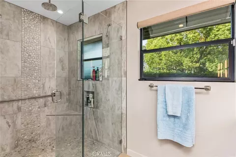 Bath - 1405 Sterling Rd, Redlands, CA 92373 photo 4 of 5