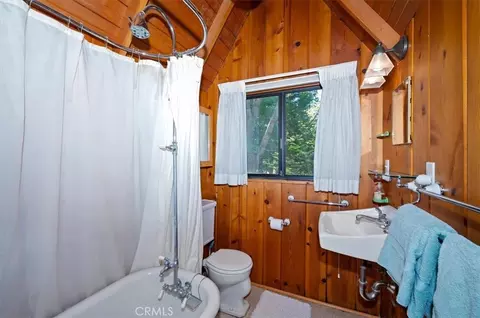 Bath - 260 Burnt Ml, Lake Arrowhead, CA 92352 photo 3 of 3