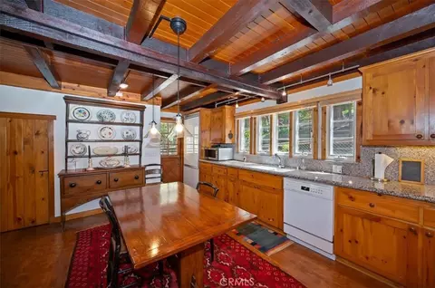 Kitchen - 260 Burnt Ml, Lake Arrowhead, CA 92352 photo 3 of 3