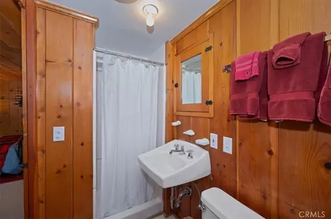 Bath - 260 Burnt Ml, Lake Arrowhead, CA 92352 photo 2 of 3