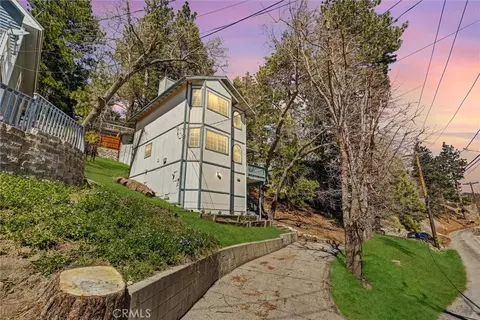 31920 Pine Cone Dr, Running Springs, CA 92382