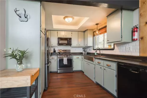 Kitchen - 164 Birchwood Dr, Lake Arrowhead, CA 92352 photo 1 of 4