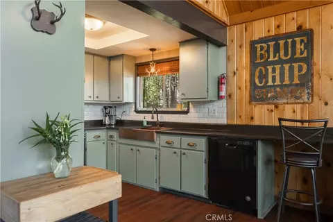 Kitchen - 164 Birchwood Dr, Lake Arrowhead, CA 92352 photo 2 of 4