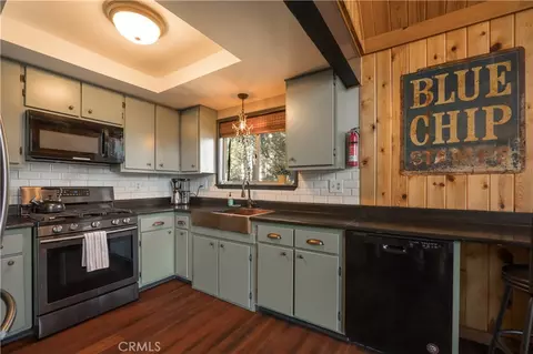 Kitchen - 164 Birchwood Dr, Lake Arrowhead, CA 92352 photo 3 of 4