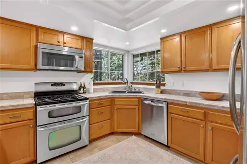 Kitchen - 172 N Fairway, Lake Arrowhead, CA 92352 photo 2 of 3