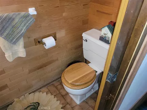 Bath - 22726 Ponderosa Dr, Crestline, CA 92325 photo 2 of 2
