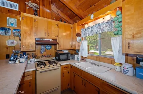 Kitchen - 695 Arth Dr, Crestline, CA 92325 photo 4 of 5