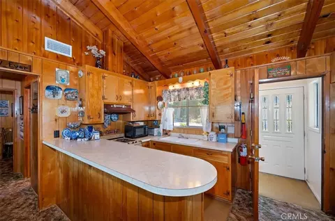 Kitchen - 695 Arth Dr, Crestline, CA 92325 photo 2 of 5