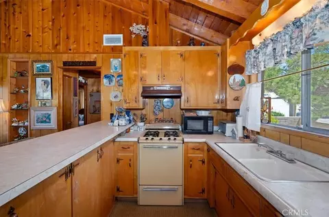 Kitchen - 695 Arth Dr, Crestline, CA 92325 photo 3 of 5