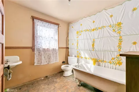 Bath - 3893 Pine St, Riverside, CA 92501 photo 1 of 2