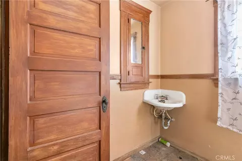 Bath - 3893 Pine St, Riverside, CA 92501 photo 2 of 2