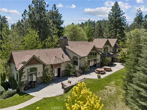 32310 Hummingbird Ct, Running Springs, CA 92382