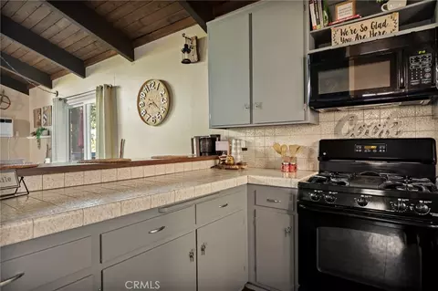 Kitchen - 24096 Altdorf, Crestline, CA 92325 photo 3 of 3