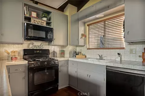 Kitchen - 24096 Altdorf, Crestline, CA 92325 photo 2 of 3