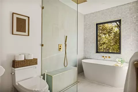 Bath - 1204 Yellowstone, Lake Arrowhead, CA 92352 photo 1 of 4