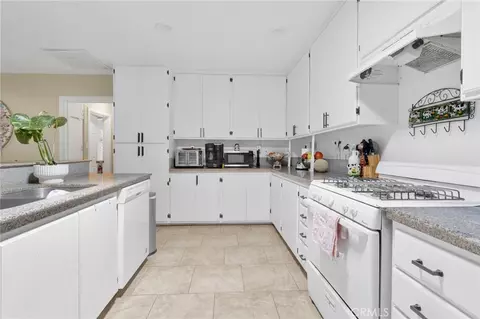 Kitchen - 21998 Biloxi Rd, Apple Valley, CA 92307 photo 4 of 4
