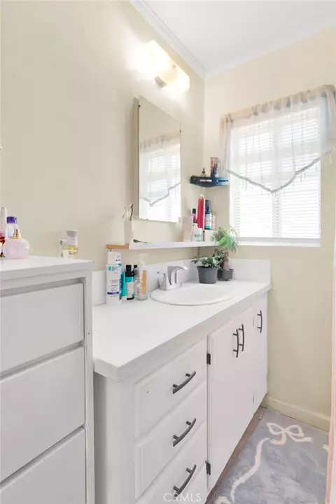 Bath - 21998 Biloxi Rd, Apple Valley, CA 92307 photo 4 of 6
