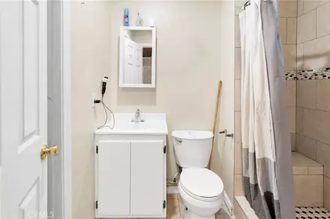 Bath - 21998 Biloxi Rd, Apple Valley, CA 92307 photo 1 of 6