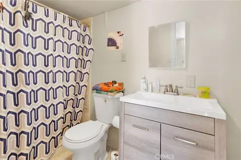 Bath - 21998 Biloxi Rd, Apple Valley, CA 92307 photo 6 of 6