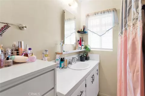 Bath - 21998 Biloxi Rd, Apple Valley, CA 92307 photo 3 of 6