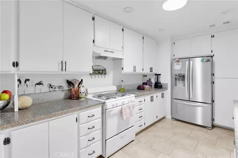 Kitchen - 21998 Biloxi Rd, Apple Valley, CA 92307 photo 2 of 4