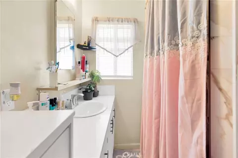 Bath - 21998 Biloxi Rd, Apple Valley, CA 92307 photo 5 of 6