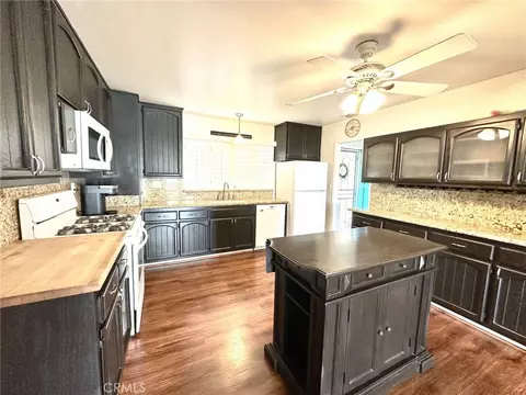 Kitchen - 233 Phlox Ave, Redlands, CA 92373 photo 5 of 7