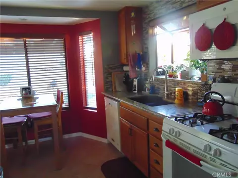 Kitchen - 33763 Noreen, Yucaipa, CA 92399 photo 4 of 5