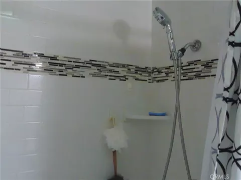Bath - 33763 Noreen, Yucaipa, CA 92399 photo 3 of 10