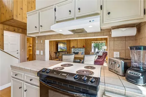 Kitchen - 27821 Peninsula N #315, Lake Arrowhead, CA 92352 photo 2 of 4