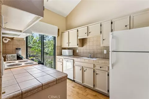 Kitchen - 27821 Peninsula N #315, Lake Arrowhead, CA 92352 photo 1 of 4