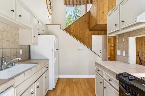 Kitchen - 27821 Peninsula N #315, Lake Arrowhead, CA 92352 photo 3 of 4