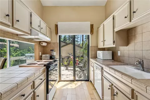 Kitchen - 27821 Peninsula N #315, Lake Arrowhead, CA 92352 photo 4 of 4