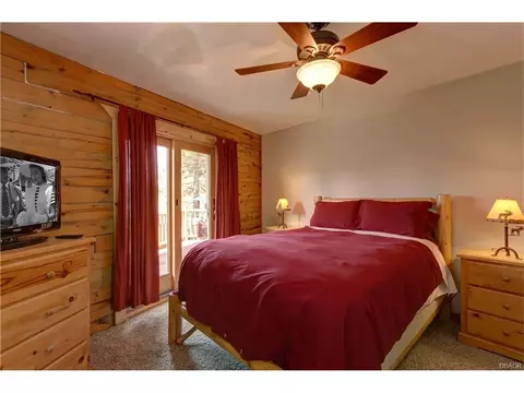 Bedroom - 39697 Lake Dr, Big Bear Lake, CA 92315 photo 4 of 7