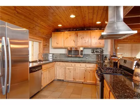Kitchen - 39697 Lake Dr, Big Bear Lake, CA 92315 photo 2 of 3