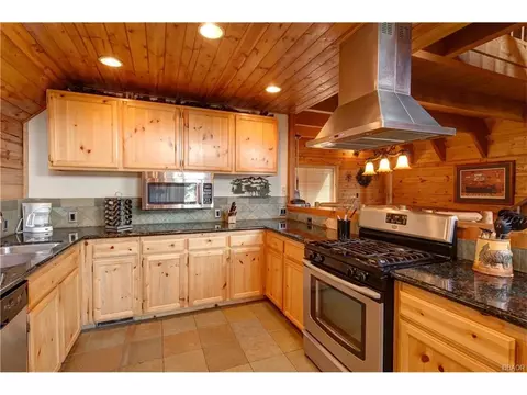 Kitchen - 39697 Lake Dr, Big Bear Lake, CA 92315 photo 3 of 3